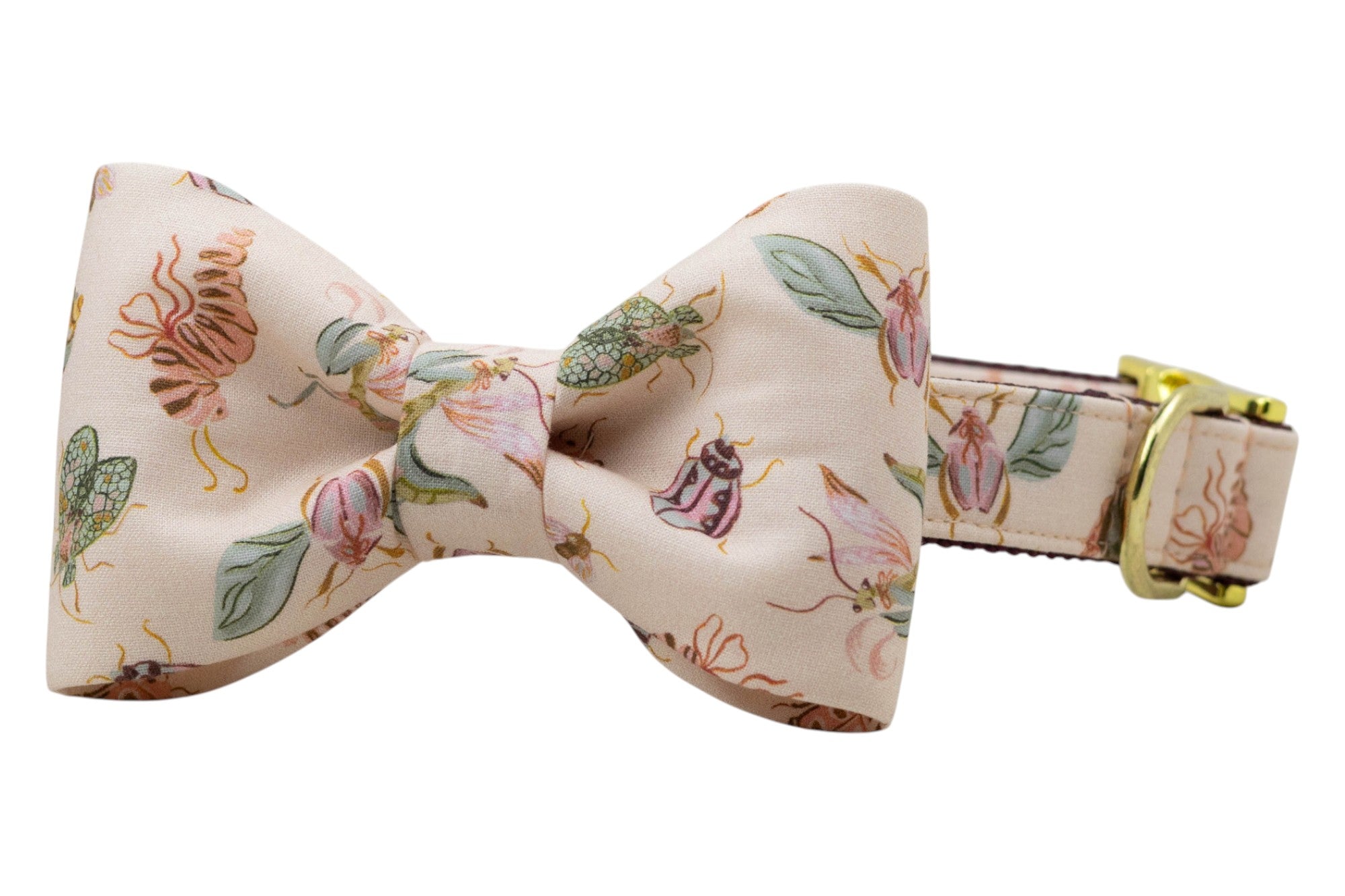 Bug lover’s bow tie! This adorable bow tie dog collar features a soft pink bow tie with whimsical insects and blossoms—perfect for pups who love to dress to impress.