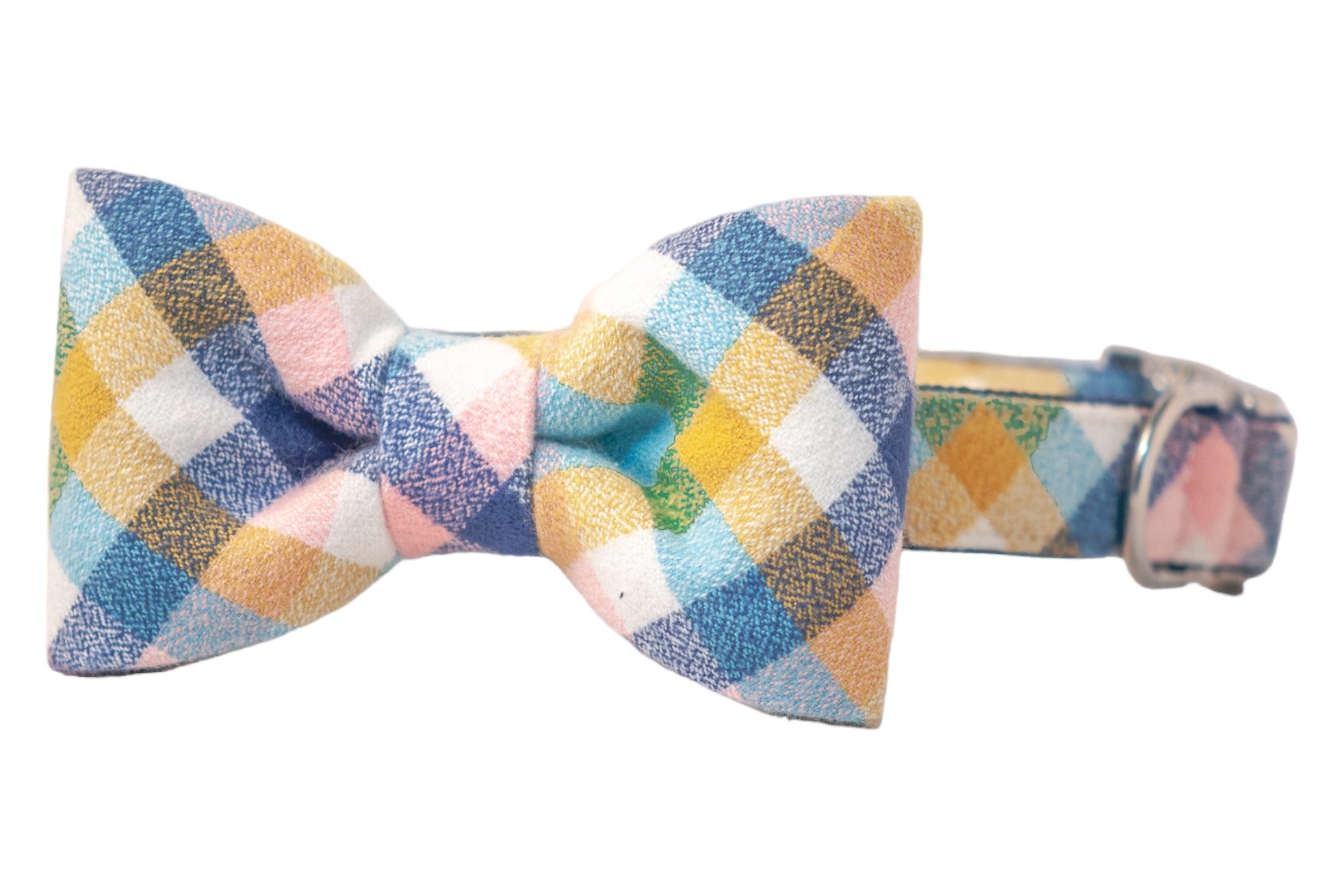Perfectly polished in pastel plaid! This multicolor flannel dog collar features a crisp bow tie and polished hardware—bringing bright, preppy style to every pup's next outing.